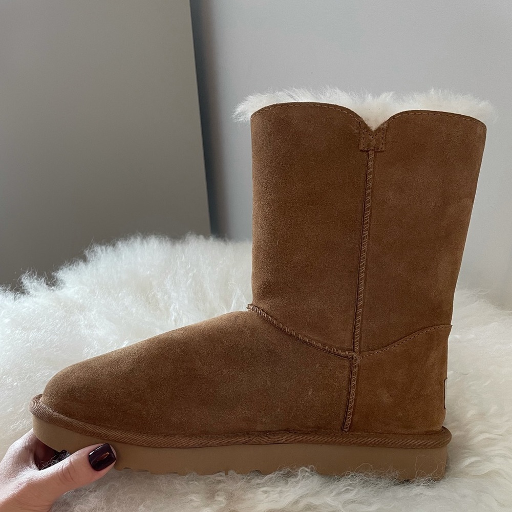 UGGS - Picture 3 of 7